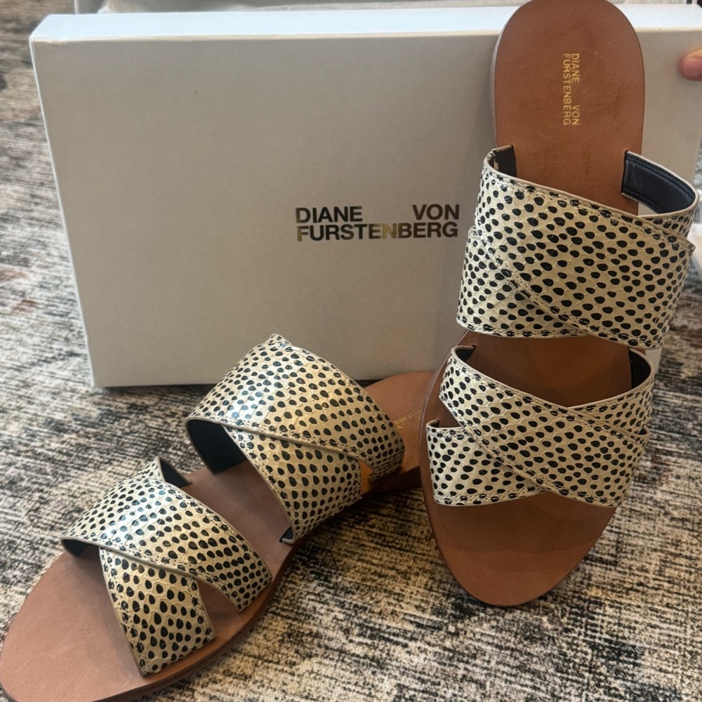 NWT! Diane Von Furstenberg Blake Slide, black/nude, size 9